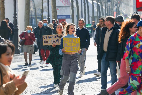 Guide d'achat : porte-vêtements en bois pour boutiques élégantes