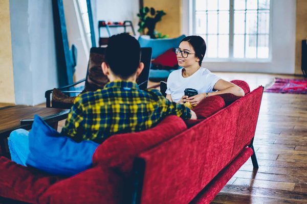 Comment décorer un petit salon avec un canapé rouge ?
