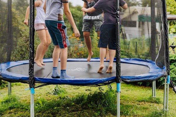 Guide ultime pour choisir un trampoline de jardin sécurisé et ludique